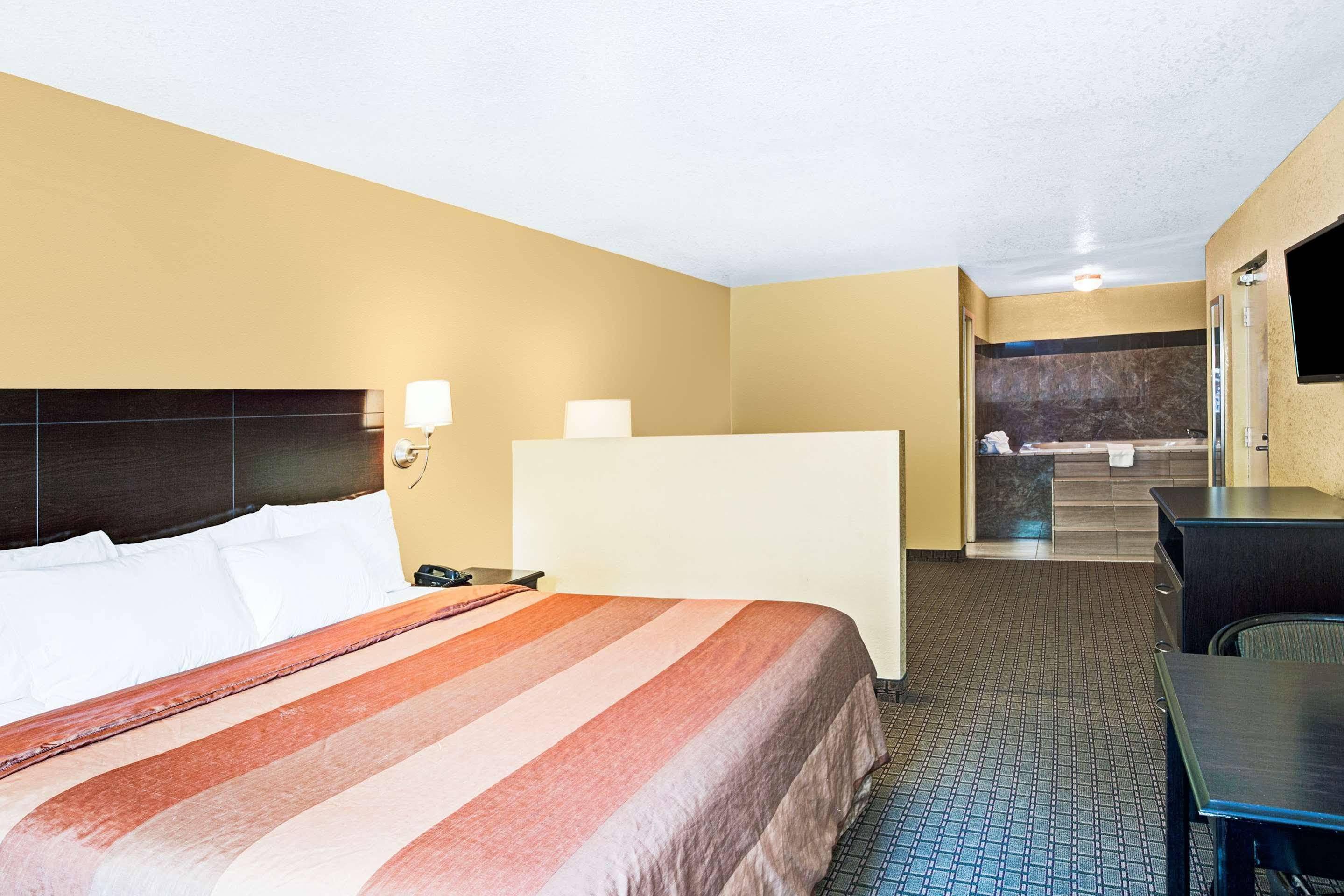 Days Inn & Suites By Wyndham Downtown Gatlinburg Parkway Екстериор снимка