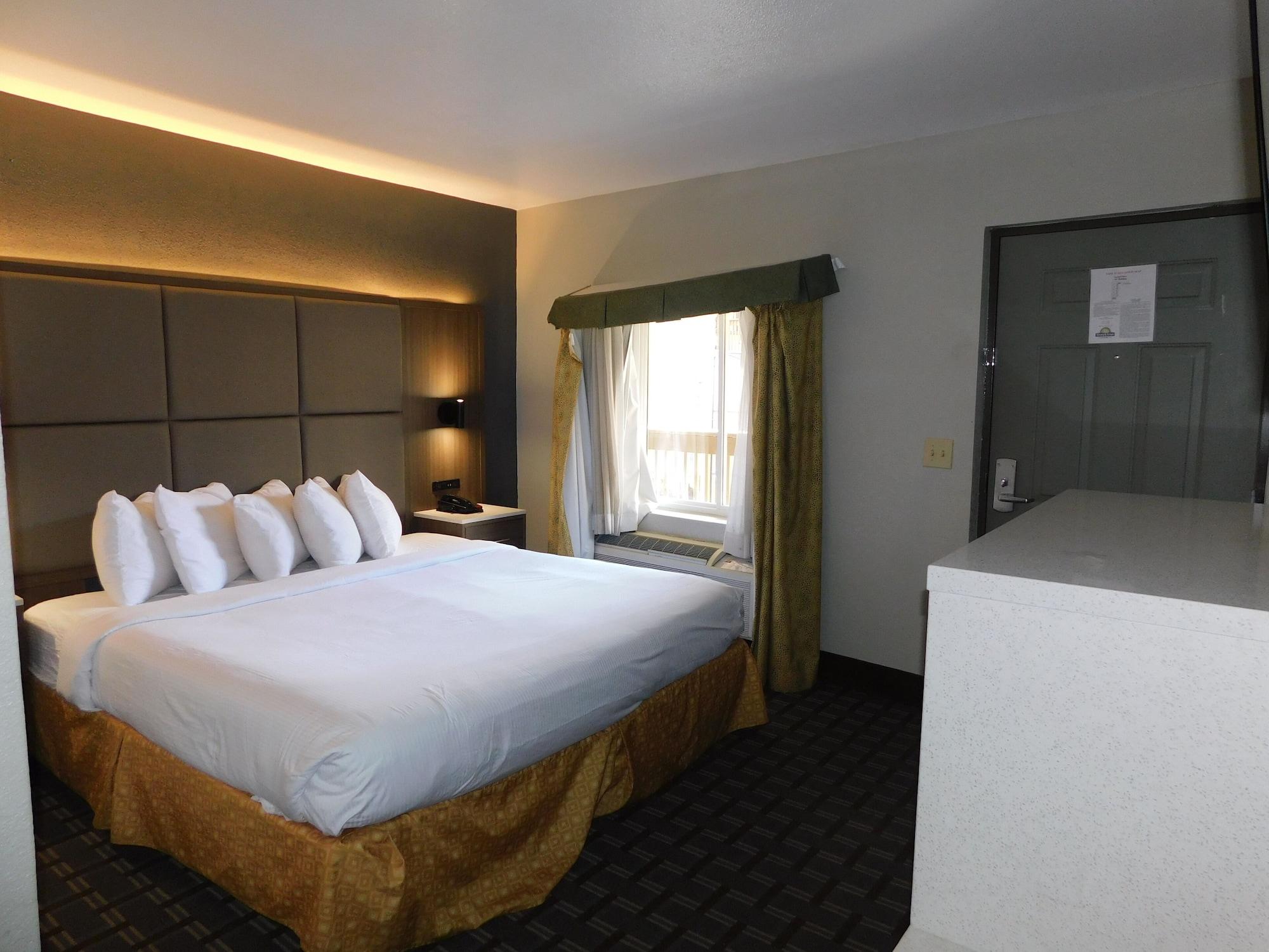 Days Inn & Suites By Wyndham Downtown Gatlinburg Parkway Екстериор снимка