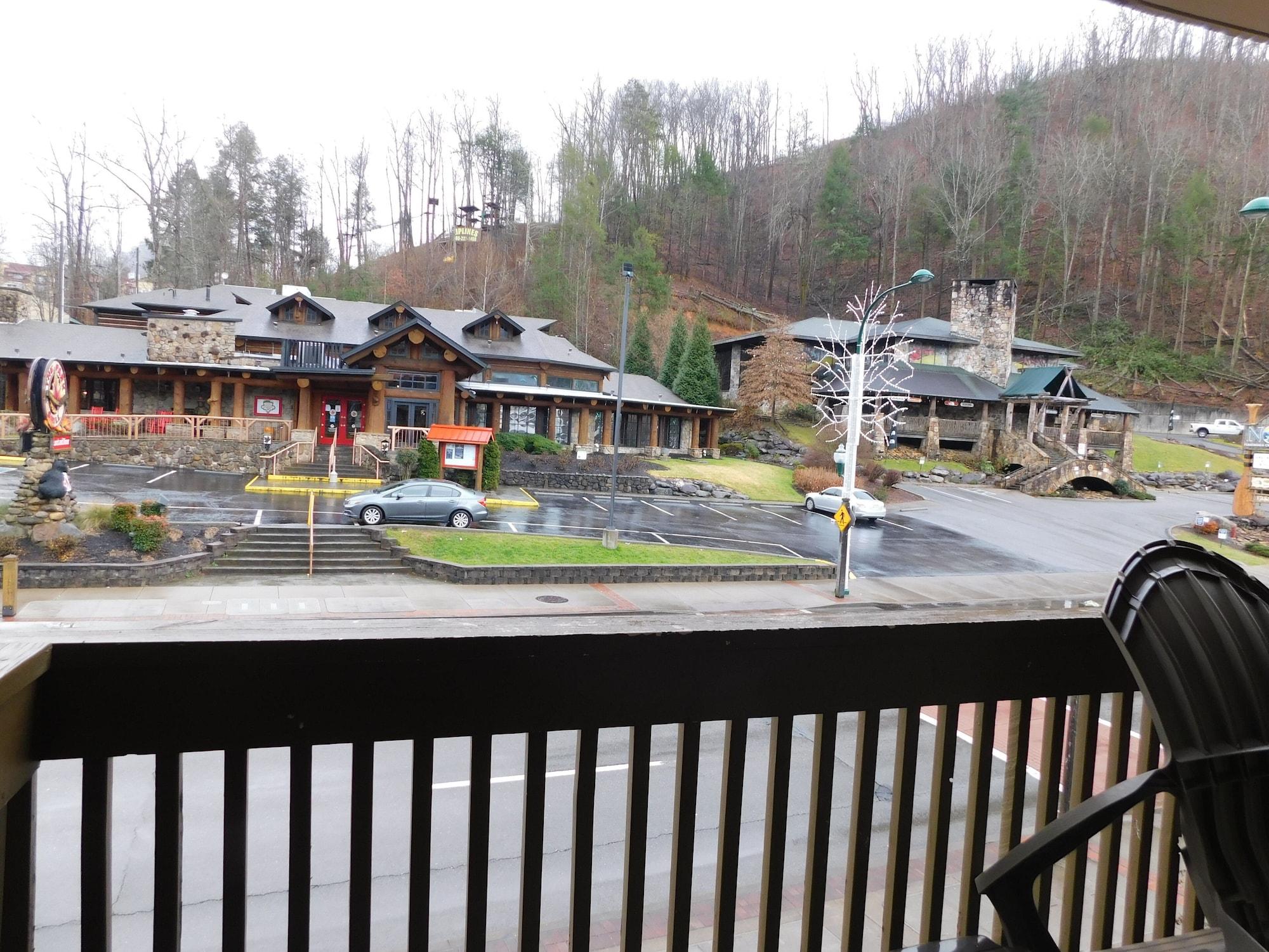 Days Inn & Suites By Wyndham Downtown Gatlinburg Parkway Екстериор снимка