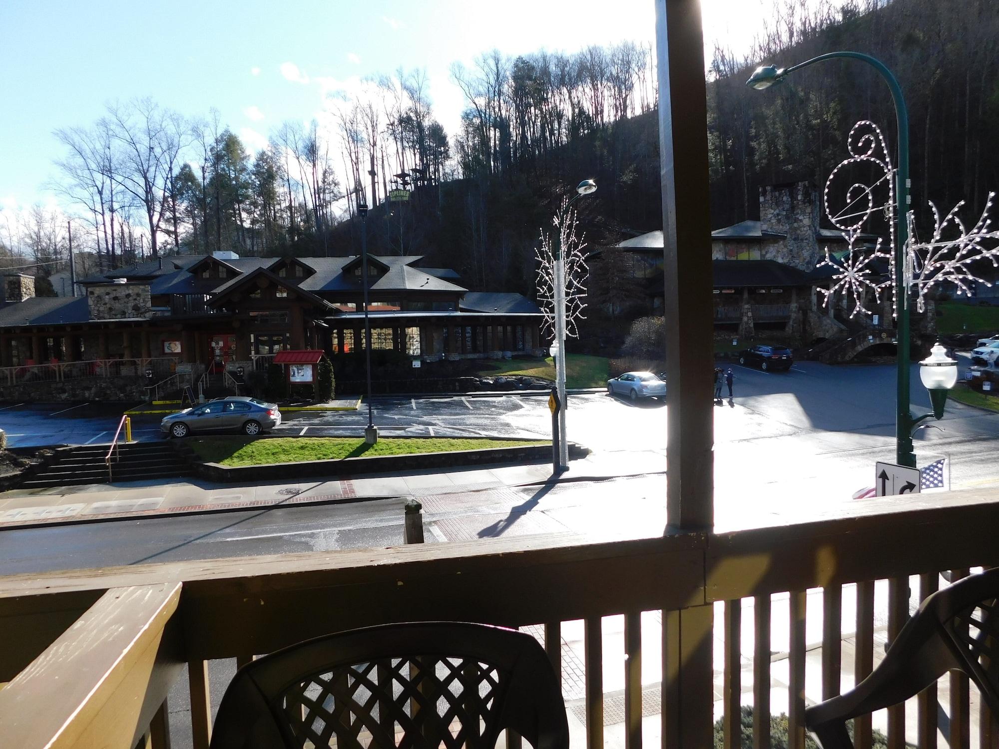Days Inn & Suites By Wyndham Downtown Gatlinburg Parkway Екстериор снимка