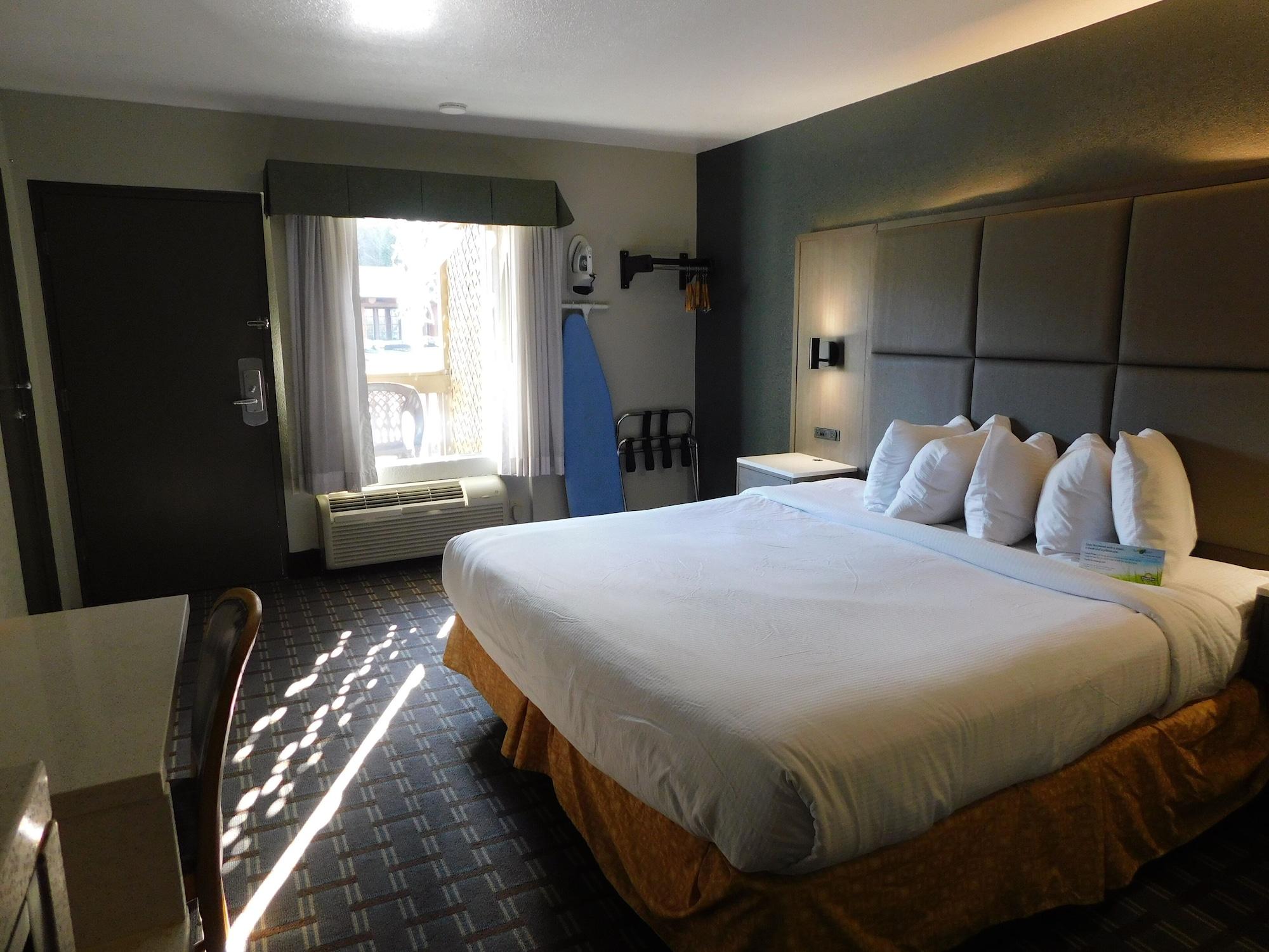 Days Inn & Suites By Wyndham Downtown Gatlinburg Parkway Екстериор снимка