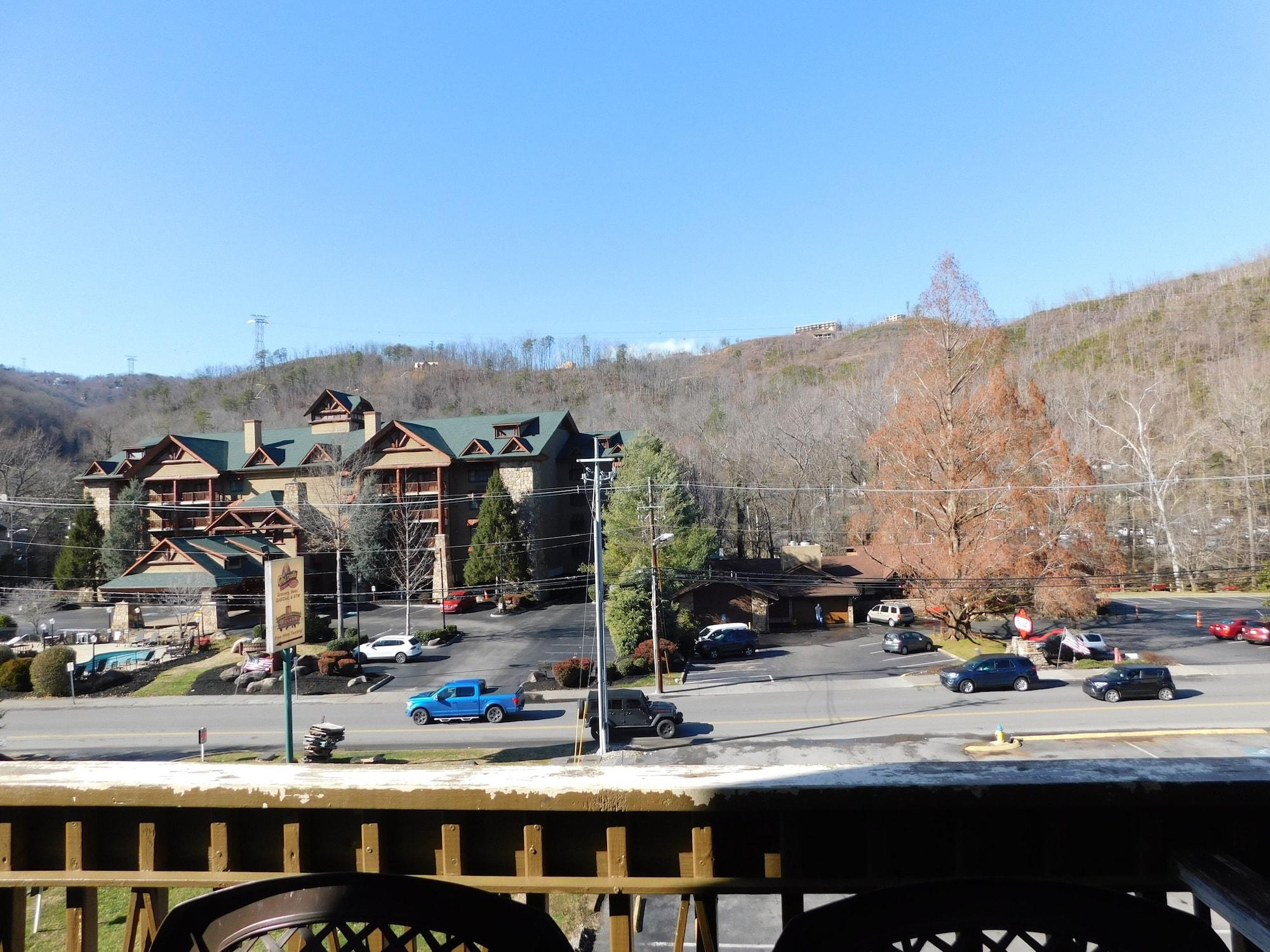 Days Inn & Suites By Wyndham Downtown Gatlinburg Parkway Екстериор снимка
