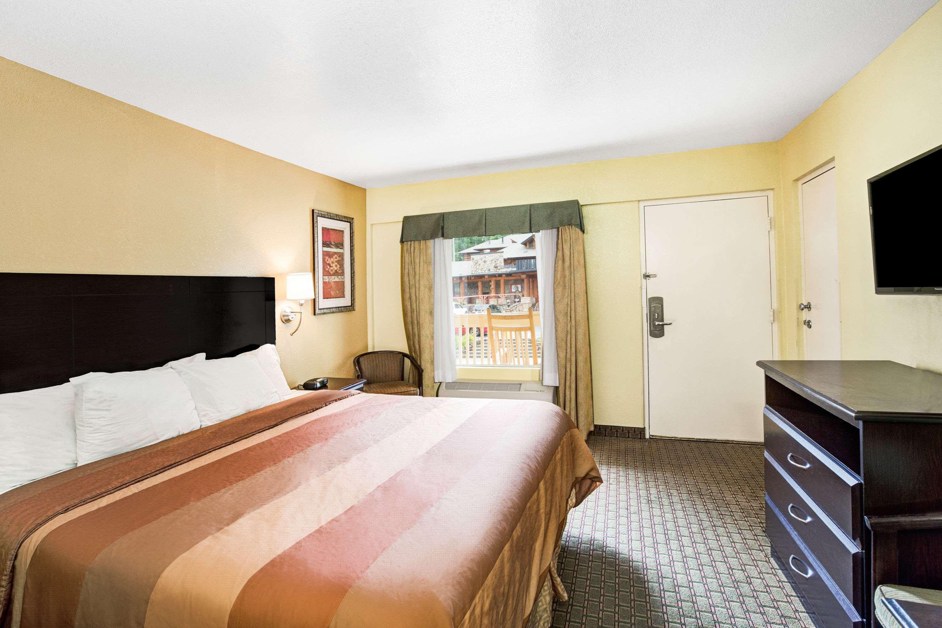 Days Inn & Suites By Wyndham Downtown Gatlinburg Parkway Екстериор снимка