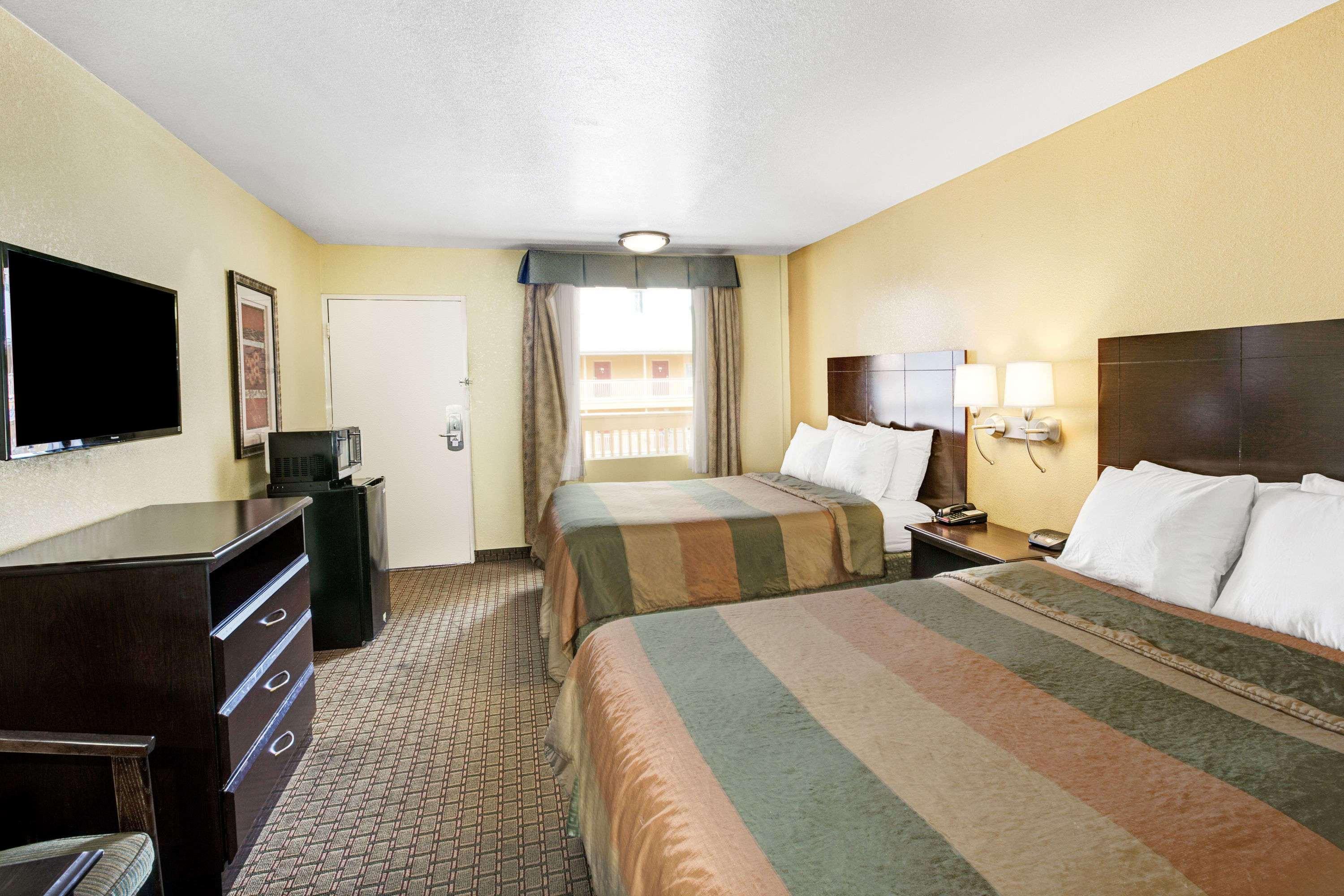 Days Inn & Suites By Wyndham Downtown Gatlinburg Parkway Екстериор снимка