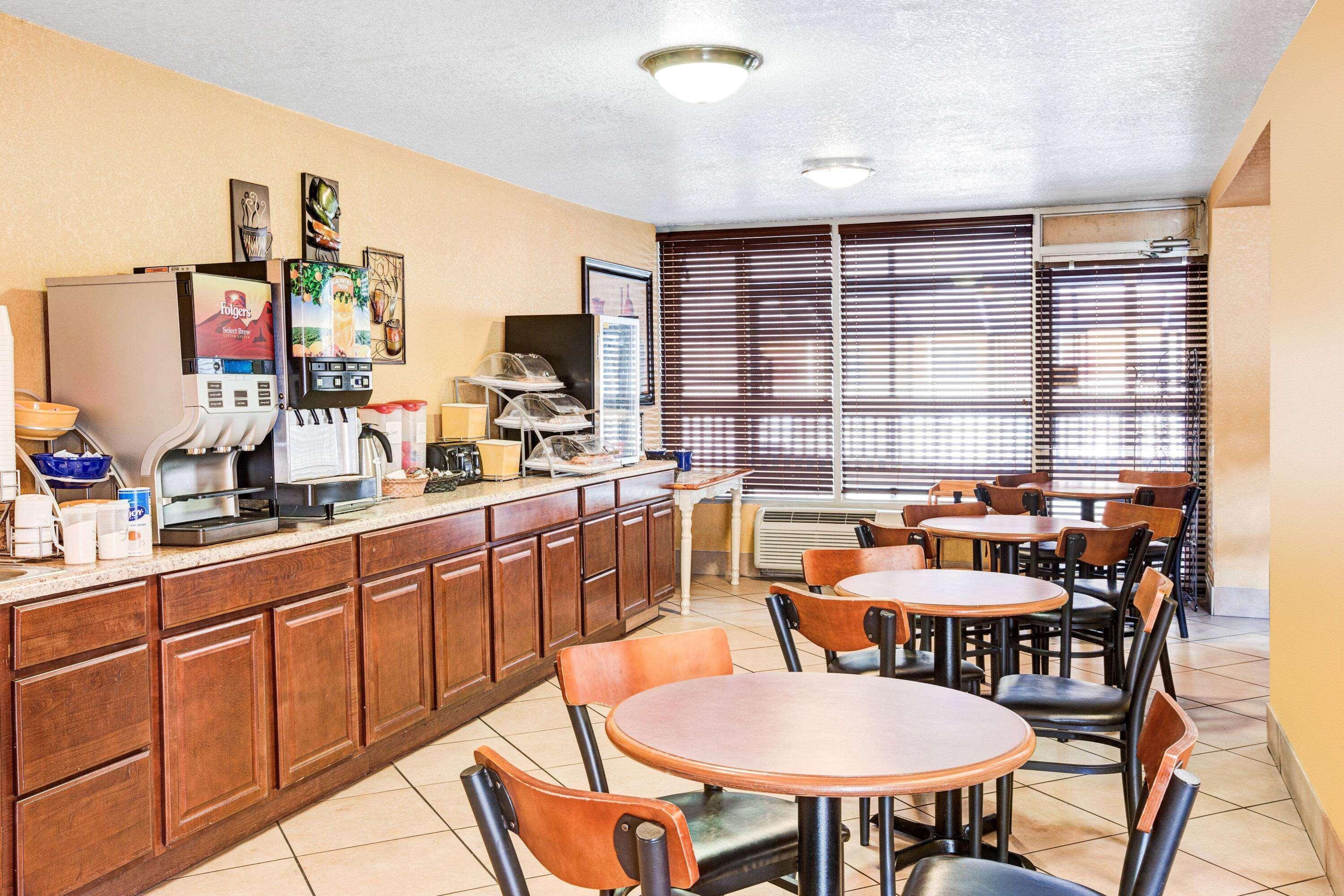 Days Inn & Suites By Wyndham Downtown Gatlinburg Parkway Екстериор снимка