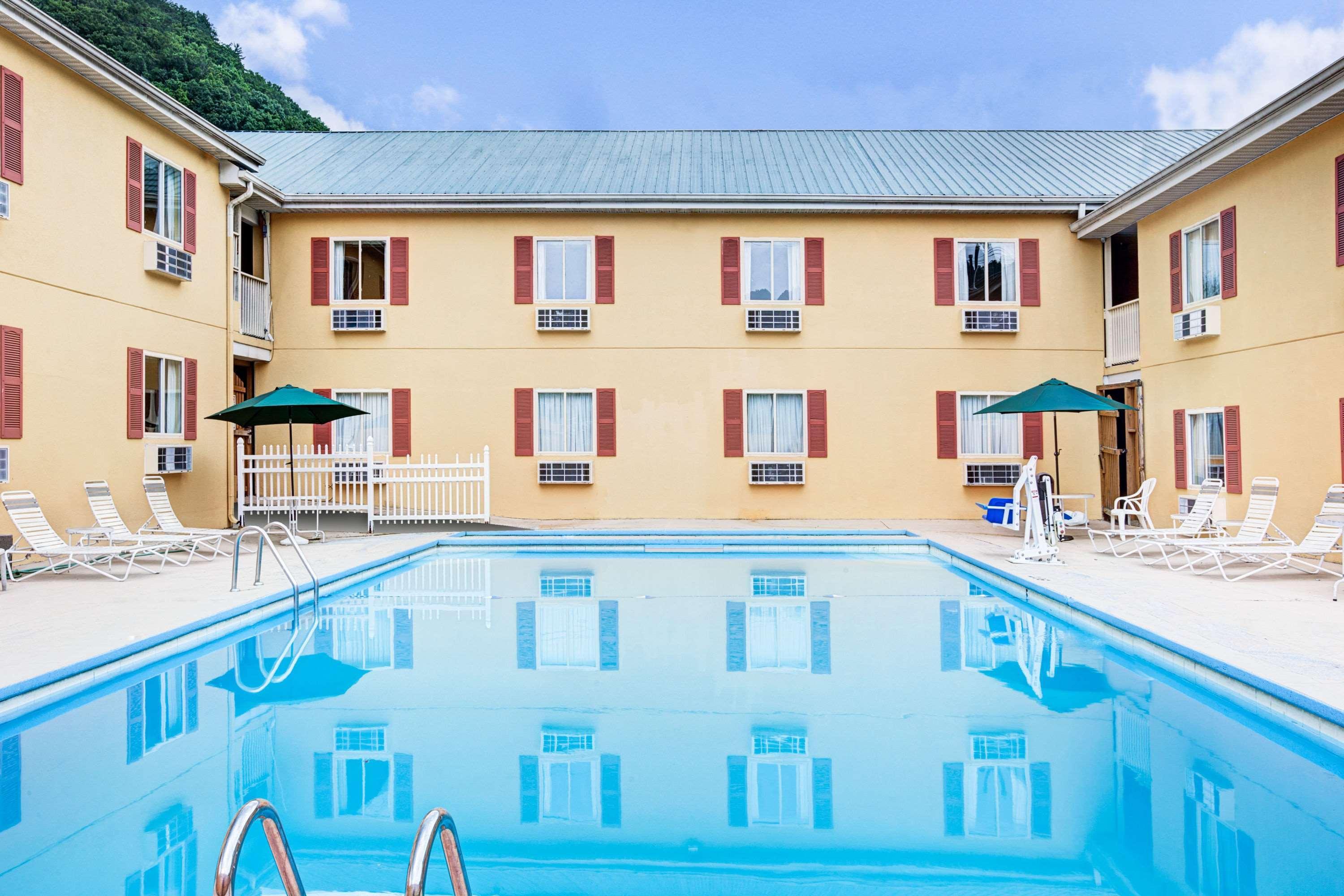 Days Inn & Suites By Wyndham Downtown Gatlinburg Parkway Екстериор снимка