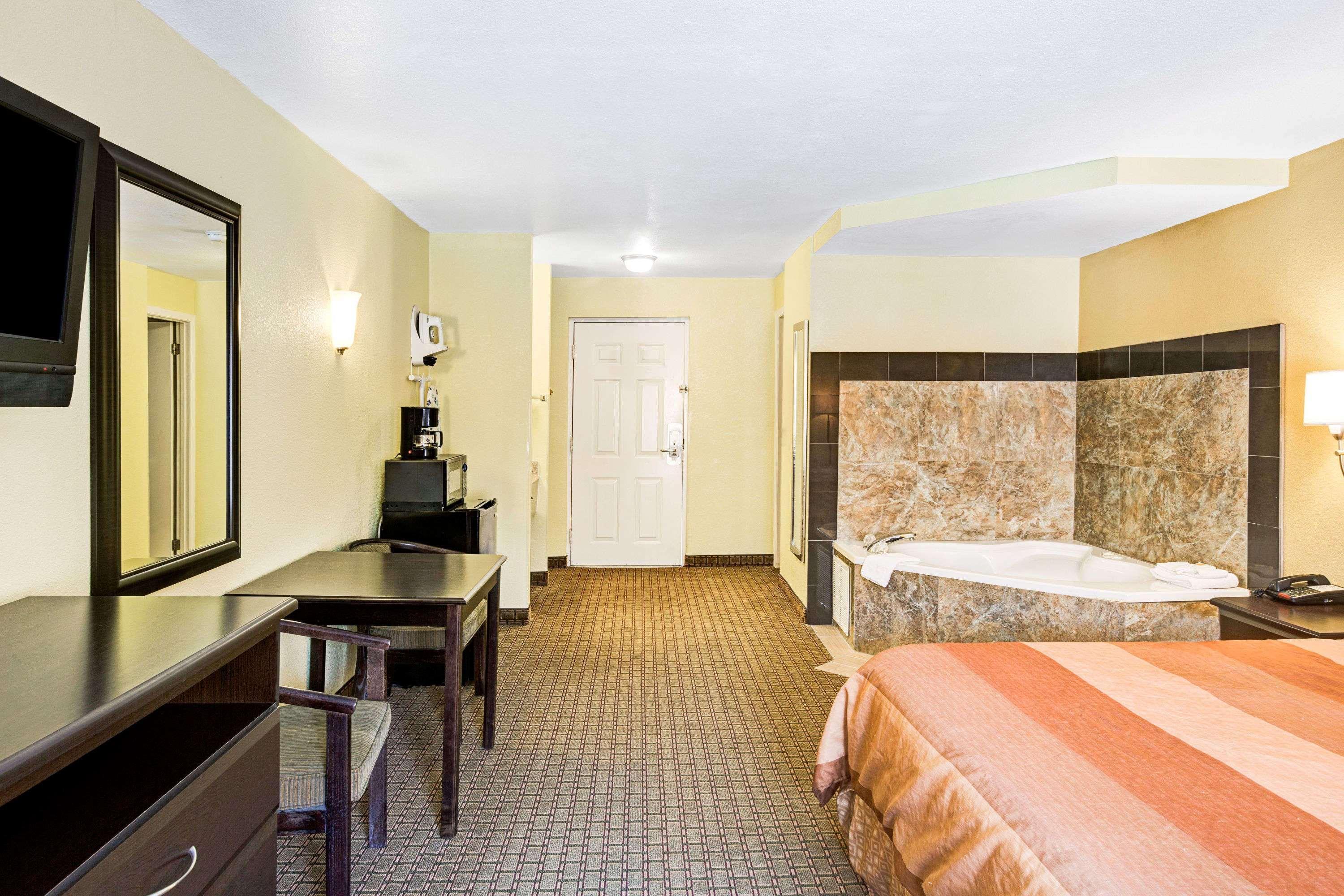 Days Inn & Suites By Wyndham Downtown Gatlinburg Parkway Екстериор снимка