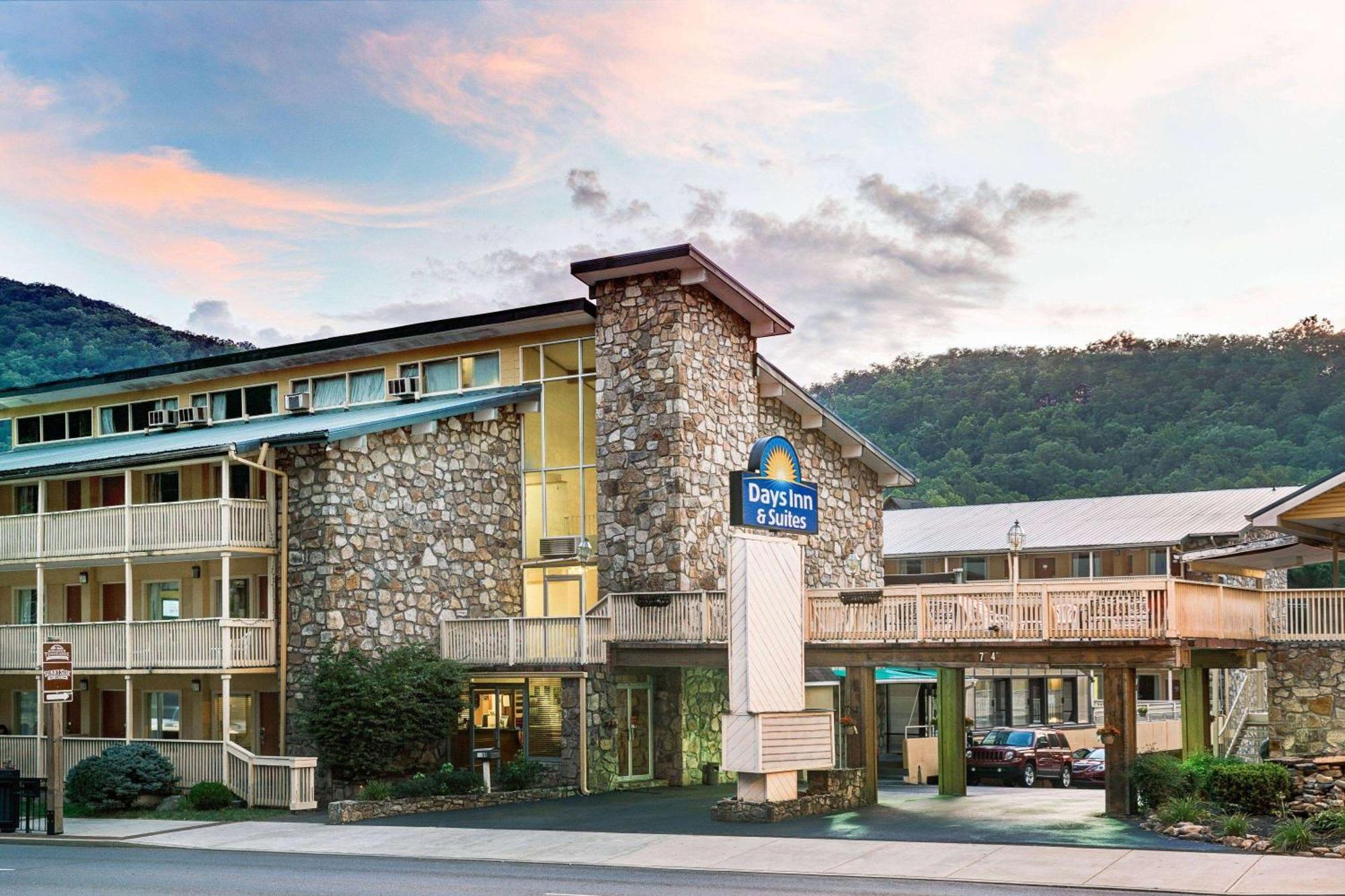 Days Inn & Suites By Wyndham Downtown Gatlinburg Parkway Екстериор снимка