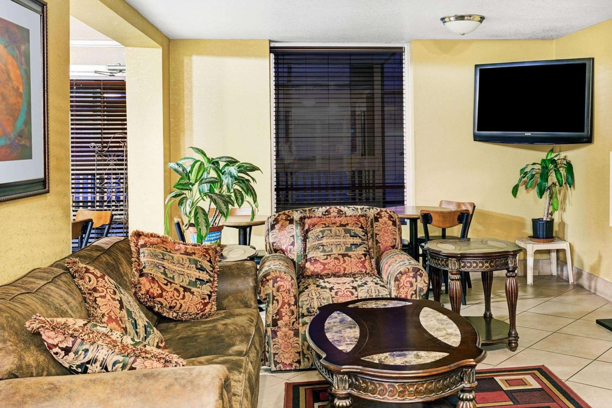 Days Inn & Suites By Wyndham Downtown Gatlinburg Parkway Екстериор снимка