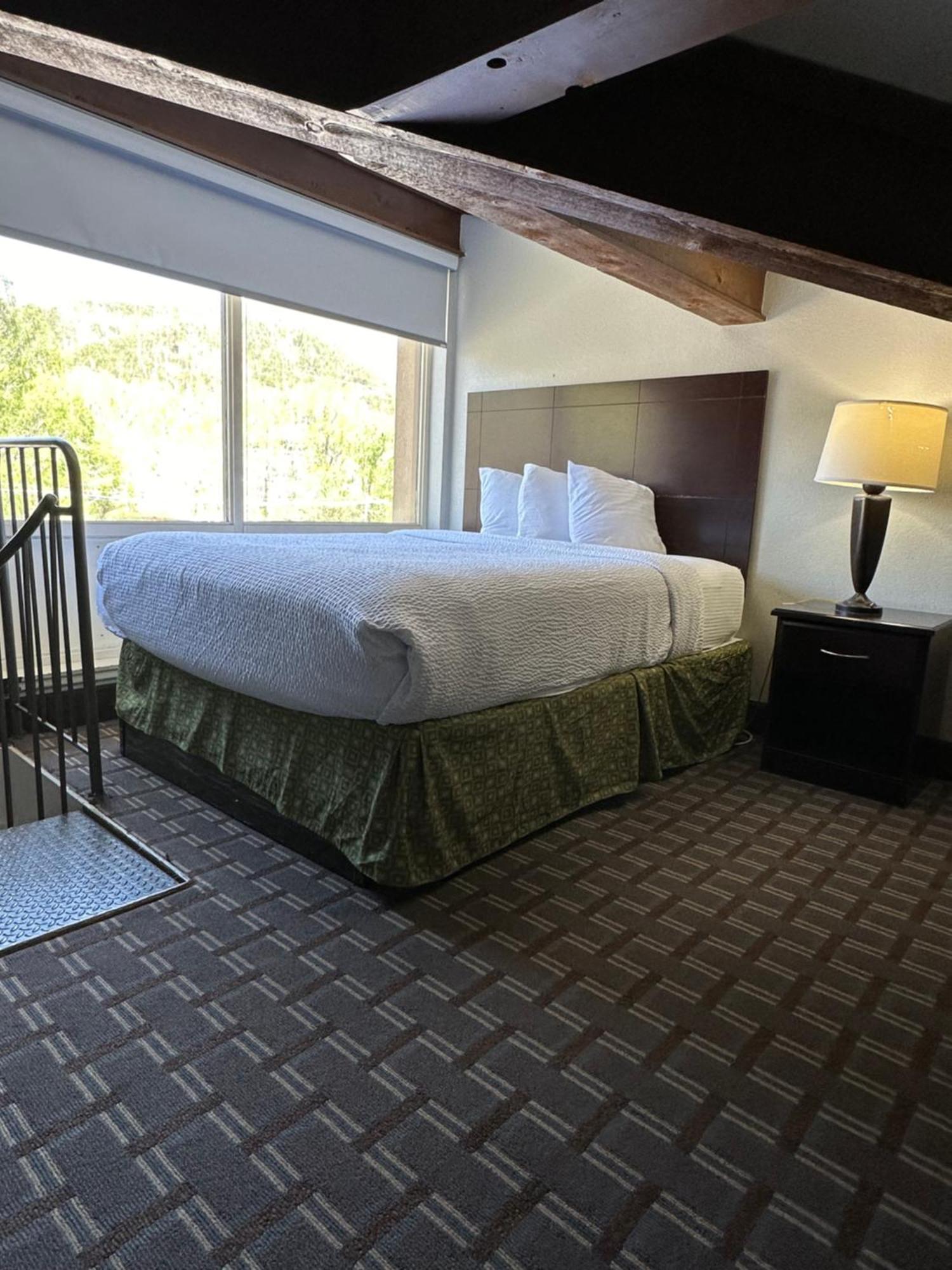 Days Inn & Suites By Wyndham Downtown Gatlinburg Parkway Екстериор снимка
