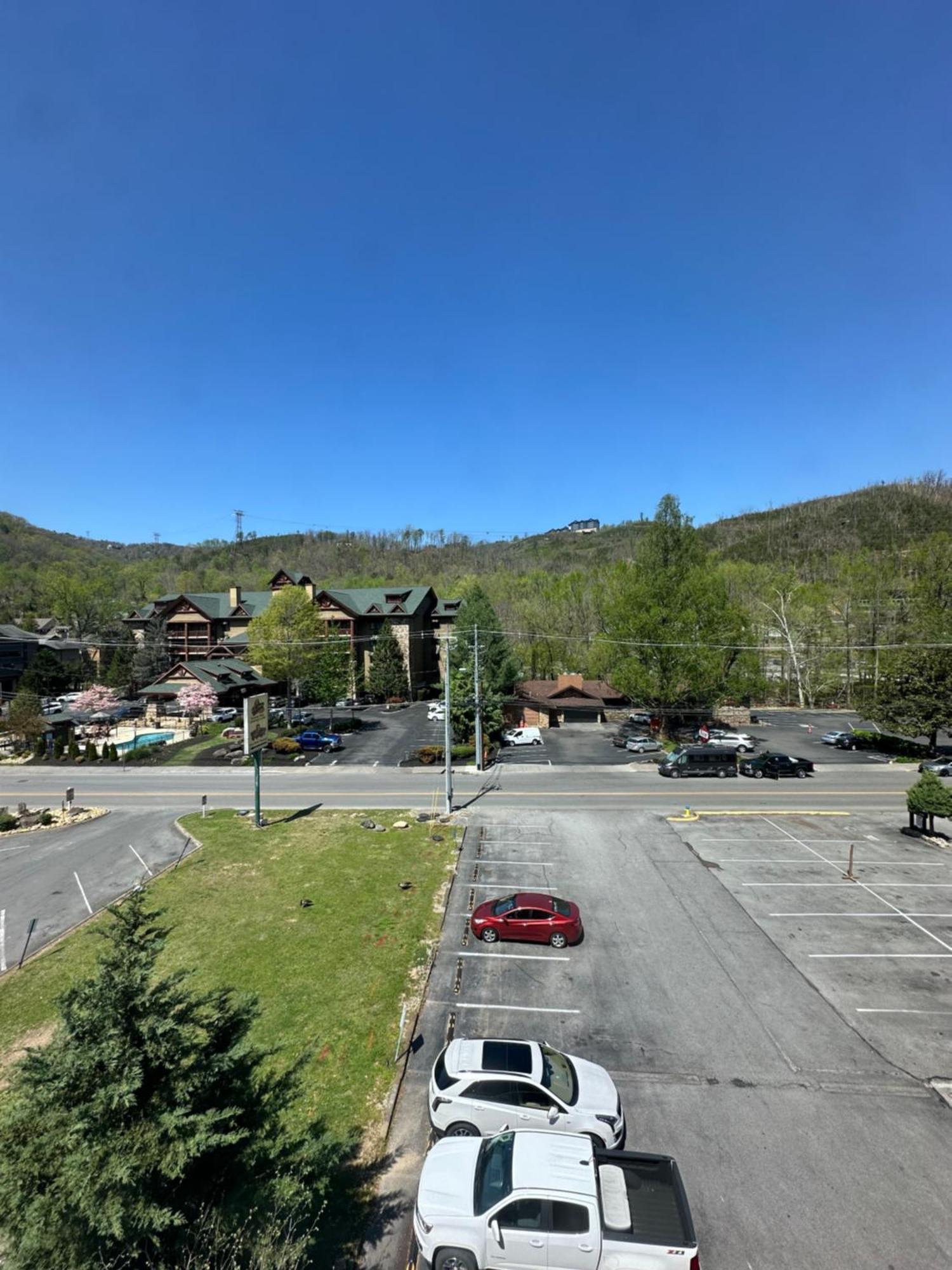 Days Inn & Suites By Wyndham Downtown Gatlinburg Parkway Екстериор снимка