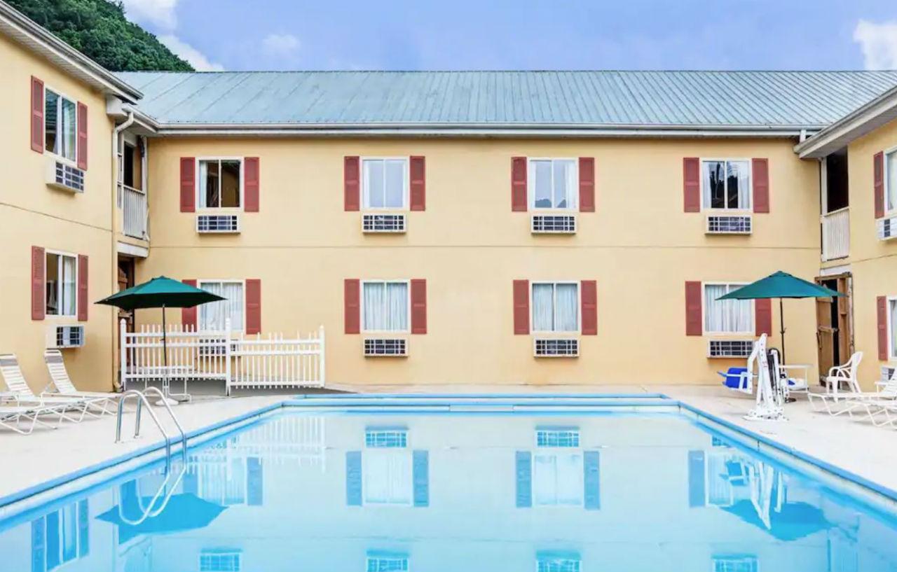 Days Inn & Suites By Wyndham Downtown Gatlinburg Parkway Екстериор снимка