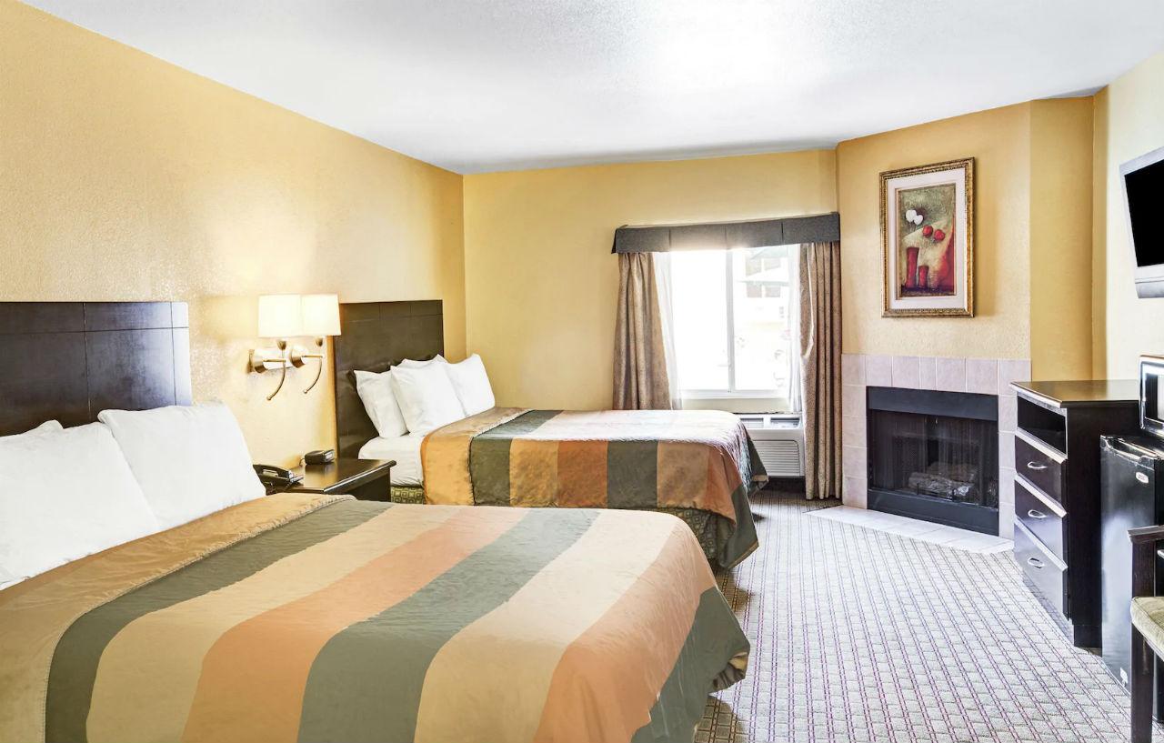 Days Inn & Suites By Wyndham Downtown Gatlinburg Parkway Екстериор снимка